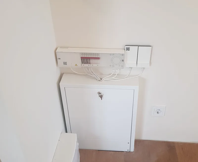 Danfoss Icon grindinio šildymo valdiklis, sumontuotas virš kolektoriaus spintelės